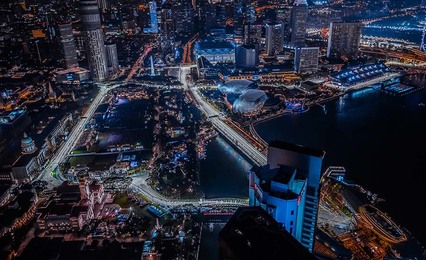 Vídeo: Sergio Pérez nos enseña cómo es una vuelta al circuito urbano de Singapur