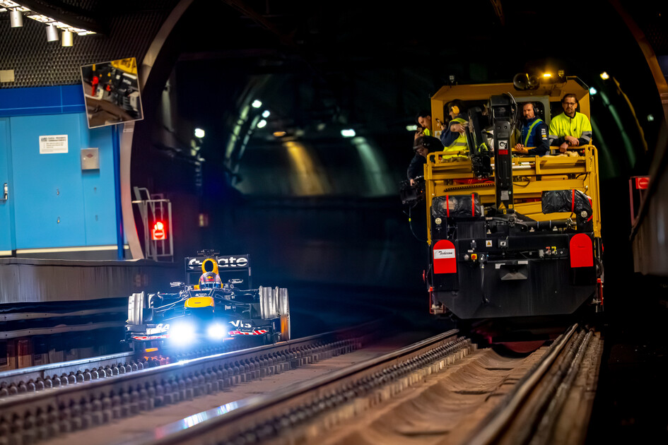 Red Bull 'toma' el Metro de Madrid con uno de sus V8 de exhibición 
