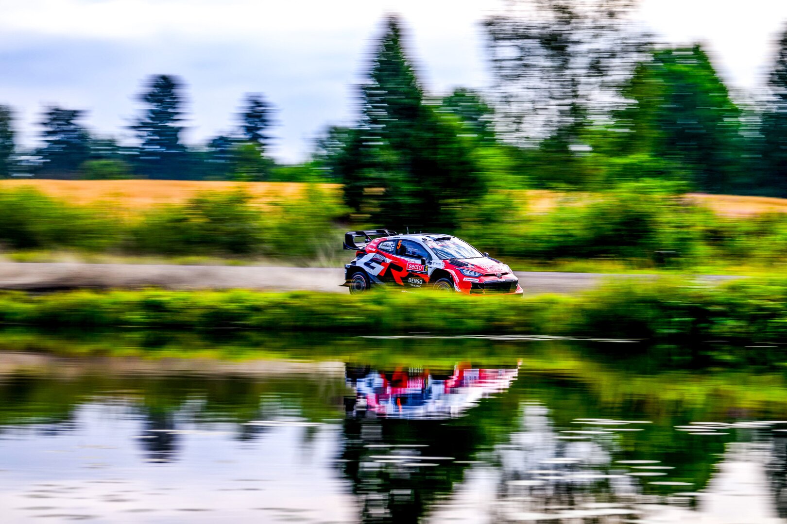 Un escalofriante accidente de Sébastien Ogier deja a Sami Pajari al frente del Rally de Finlandia