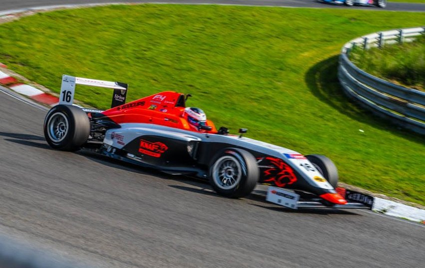 Xavier Lloveras cerca del podio en Zandvoort. Opmeer más líder