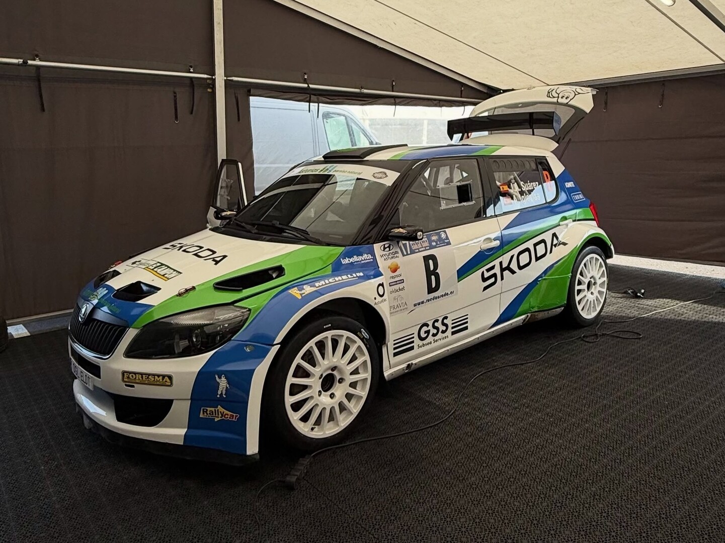 'Cohete' Suárez rinde homenaje a Alberto Hevia en el Rally de Asturias Histórico
