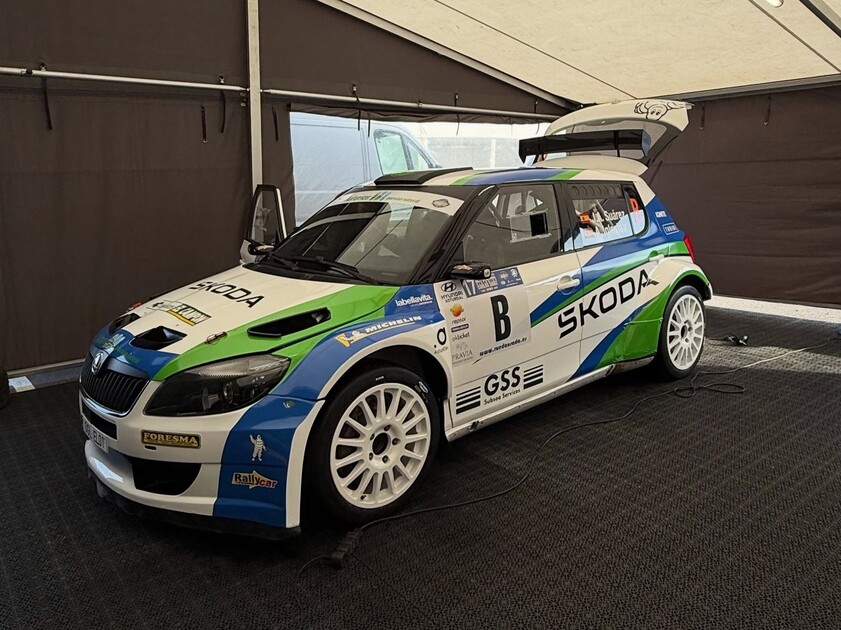 'Cohete' Suárez rinde homenaje a Alberto Hevia en el Rally de Asturias Histórico