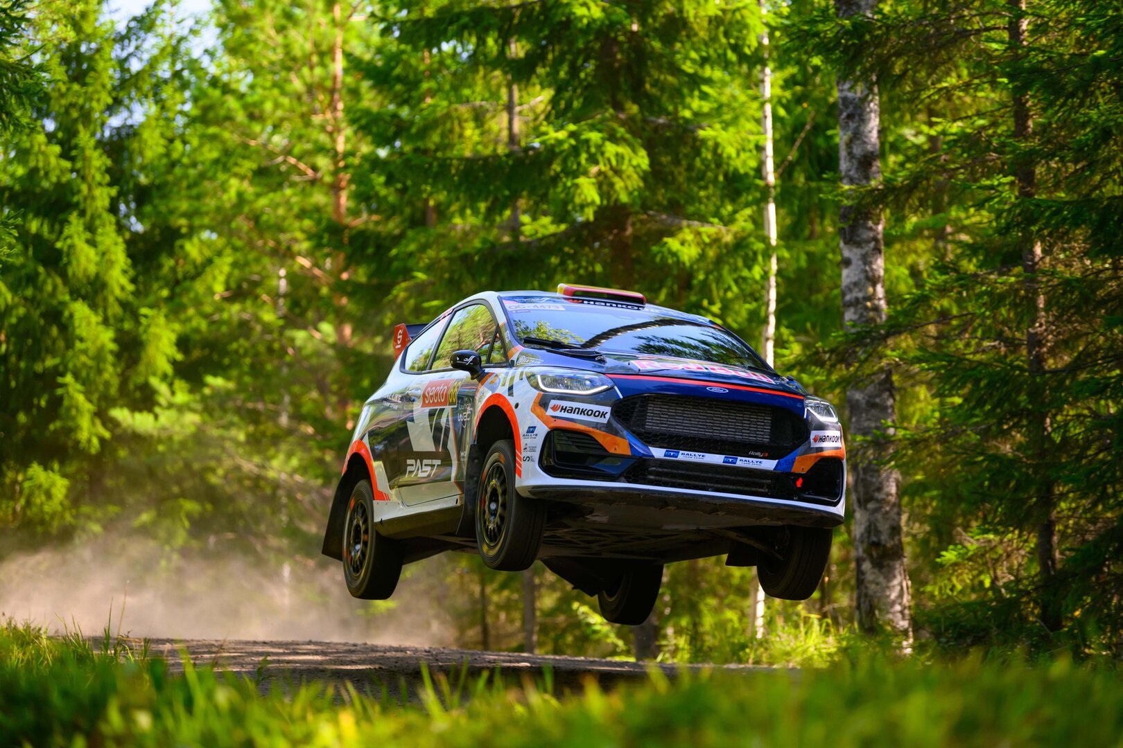 Gil Membrado y Adrián Pérez conquistan un doble triunfo histórico en el Rally de Finlandia
